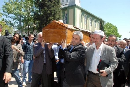 Bakan Ergün'ün annesi Derince'de toprağa verildi