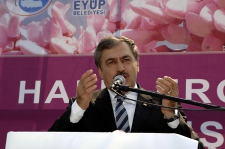 Bakan Eroğlu, 10 Bin Erguvan Fidanı Dağıttı