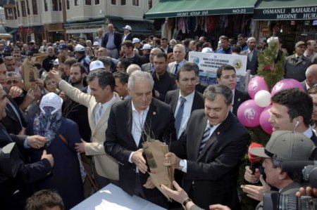 Bakan Eroğlu, 10 Bin Erguvan Fidanı Dağıttı