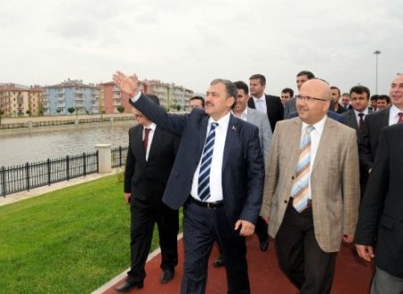 Bakan Eroğlu, 50 milyon liraya mal olan Akarçay mesire alanını gezdi