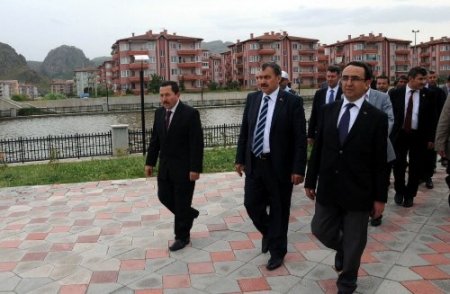Bakan Eroğlu, 50 milyon liraya mal olan Akarçay mesire alanını gezdi