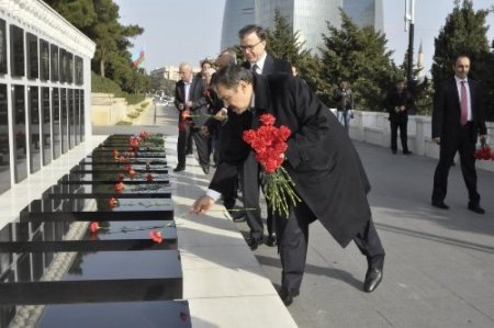 Bakan Eroğlu, Bakü temaslarına başladı