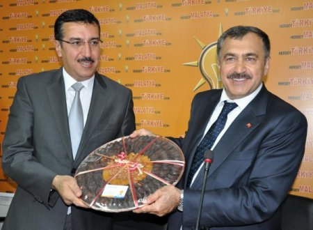 Bakan Eroğlu: Seçimden korkmuyoruz, gençleri kucaklıyoruz