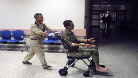 Bakan Eroğlu yaralı askerleri hastanede ziyaret etti