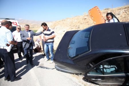 Bakan Eroğlu'nun Konvoyu Kaza Geçiren Aileye Yardım Etti