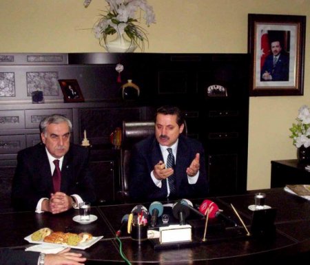 Bakan Faruk Çelik: Romanlar Hiçbir Ücret Ödemeden Nüfus Cüzdanlarını Alabilecek