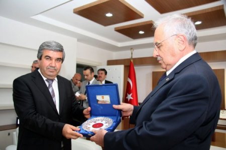 Bakan Gönül'den Döşemealtı Belediye Başkanı Tursun'a Övgü