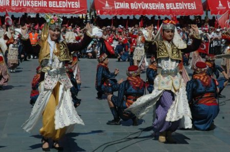 Bakan Günay, İzmir'de yuhalandı