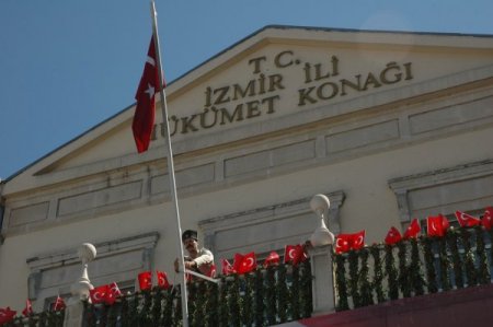 Bakan Günay, İzmir'de yuhalandı