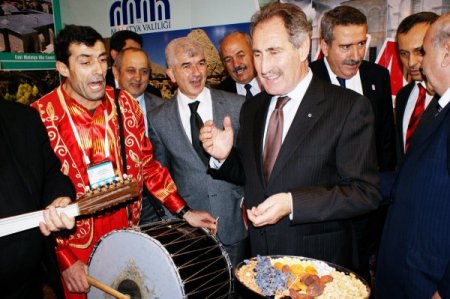 Bakan Günay, Travel Turkey Fuarı'nda Malatya standını ziyaret etti