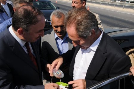 Bakan Günay tatlı ikramını geri çevirmedi