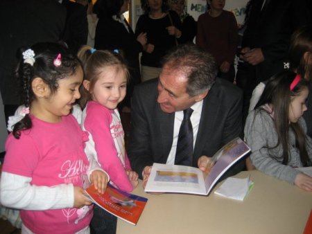 Bakan Günay Ve Kızı, Berlin’de Anaokulu Ziyaret Etti