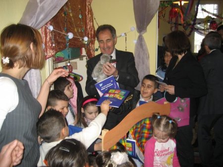 Bakan Günay Ve Kızı, Berlin’de Anaokulu Ziyaret Etti