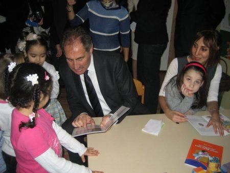 Bakan Günay Ve Kızı, Berlin’de Anaokulu Ziyaret Etti