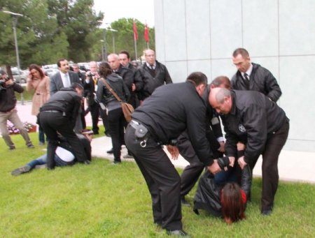 Bakan Günay’a yumurtalı protesto