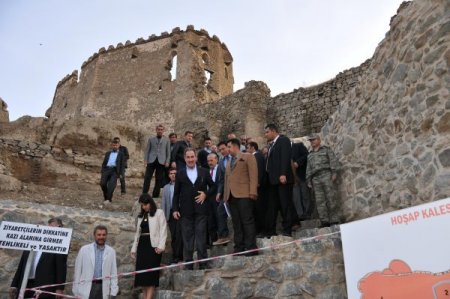 Bakan Günay'dan Kürtçe çay daveti