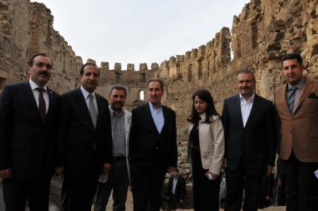 Bakan Günay'dan Kürtçe çay daveti