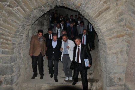 Bakan Günay'dan Kürtçe çay daveti