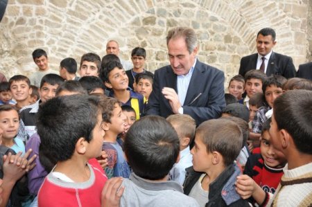 Bakan Günay'dan Kürtçe çay daveti