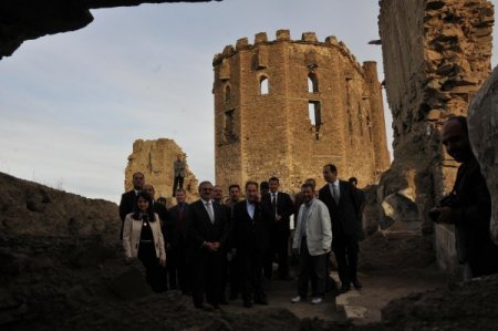 Bakan Günay'dan Kürtçe çay daveti