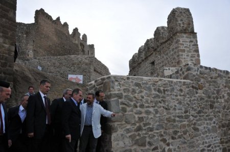 Bakan Günay'dan Kürtçe çay daveti