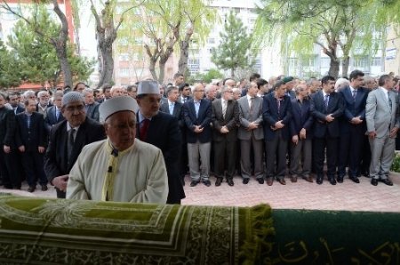 Bakan İsmet Yılmaz, Konya’da cenazeye katıldı