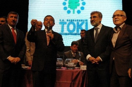 Bakan İsmet Yılmaz, Sivaslılar için ev kurası çekti