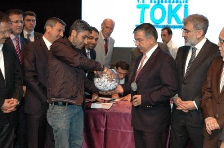 Bakan İsmet Yılmaz, Sivaslılar için ev kurası çekti