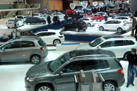 Bakan istedi, autoshow hostesleri ‘daha kapalı’ giyinecek
