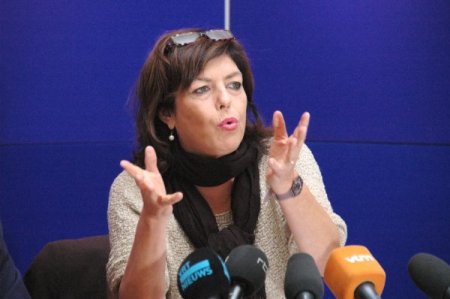 Bakan istedi, autoshow hostesleri ‘daha kapalı’ giyinecek