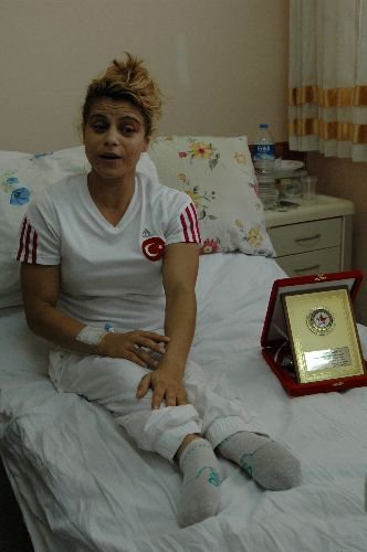 Bakan Kavaf, Bedensel Engelli Dünya Şampiyonuna Plaket Ve Altın İle Ödüllendirdi