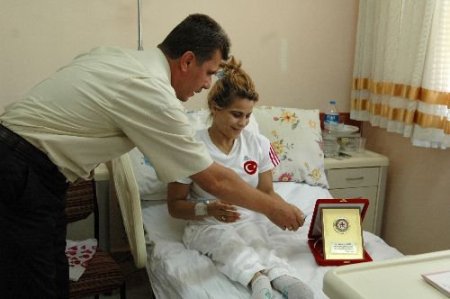 Bakan Kavaf, Bedensel Engelli Dünya Şampiyonuna Plaket Ve Altın İle Ödüllendirdi