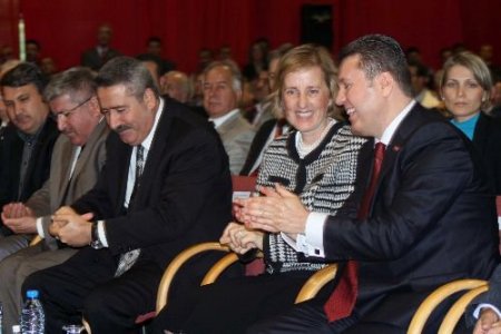 Bakan Kavaf, Domuz Gribine Karşı Ellerini Jelle Temizledi