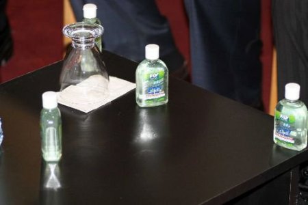 Bakan Kavaf, Domuz Gribine Karşı Ellerini Jelle Temizledi