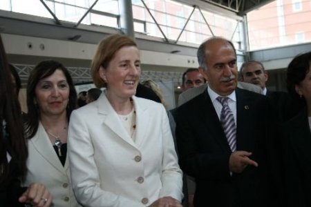 Bakan Kavaf, 'yılın Annesi'nin Cam Kemik Hastası Kızına Bilgisayar Hediye Etti