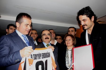 Bakan Kılıç, altın madalya kazanan Nevin Yanıt’ı kutladı