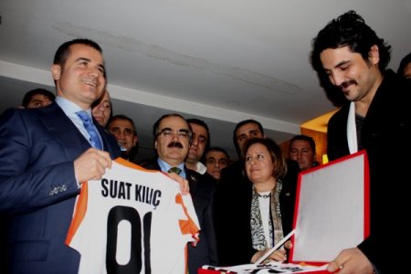 Bakan Kılıç, altın madalya kazanan Nevin Yanıt’ı kutladı