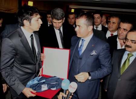 Bakan Kılıç, altın madalya kazanan Nevin Yanıt’ı kutladı