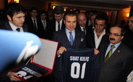 Bakan Kılıç, altın madalya kazanan Nevin Yanıt’ı kutladı