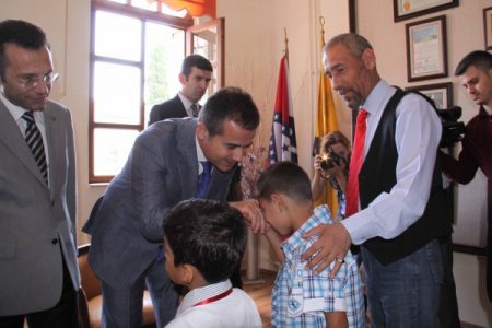 Bakan Kılıç, Bayramlaşmaya Gelen Çocuklara Harçlık Verdi