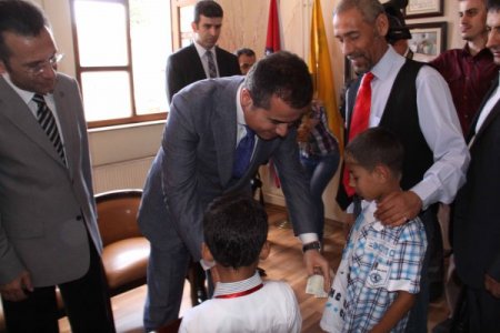 Bakan Kılıç, Bayramlaşmaya Gelen Çocuklara Harçlık Verdi