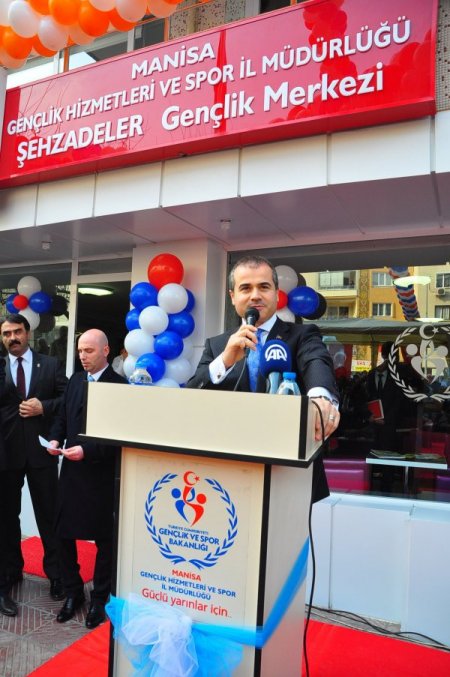 Bakan Kılıç, Manisa'da Şehzadeler Gençlik Merkezi'ni açtı