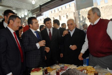 Bakan Kılıç, pastırma dilimledi esnafla yemek yedi