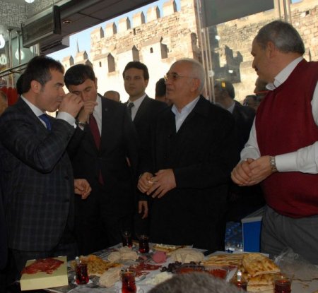 Bakan Kılıç, pastırma dilimledi esnafla yemek yedi