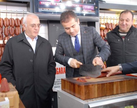 Bakan Kılıç, pastırma dilimledi esnafla yemek yedi