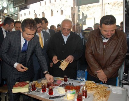 Bakan Kılıç, pastırma dilimledi esnafla yemek yedi