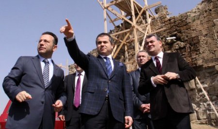 Bakan Kılıç, Restorasyonu Süren Tarihi Taşhan’ı Gezdi