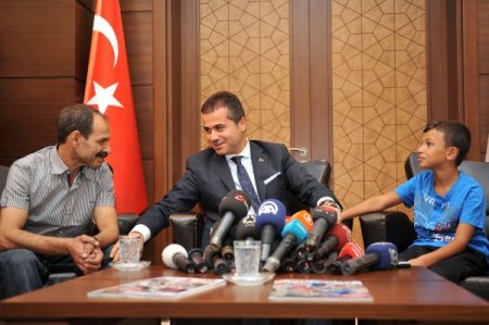 Bakan Kılıç Marmaris’te tanıştığı çocuğu makamında ağırladı