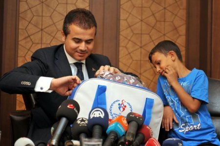 Bakan Kılıç Marmaris’te tanıştığı çocuğu makamında ağırladı