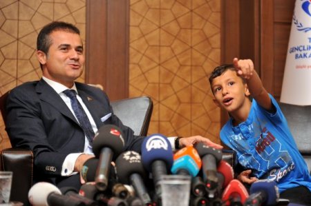 Bakan Kılıç Marmaris’te tanıştığı çocuğu makamında ağırladı